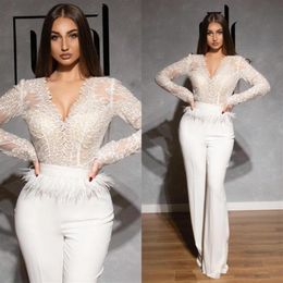 Macacões de Renda Vestidos de Baile Decote em V Manga Comprida Pena Dubai Árabe Cetim Celebridade Vestidos de Noite Pantsuits Vestido Formal Concurso 210g