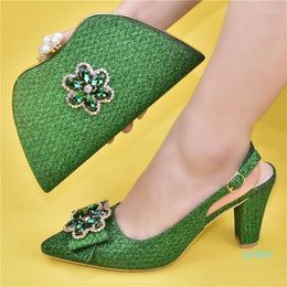 Sapatos elegantes italianos prateados com bolsas combinando e conjunto para festa de formatura sandália de verão