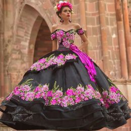 Black Floral Appliqued Ball Gown Quinceanera Dresses Beaded Off The Shoulder Neck Prom Gowns Sweep Train Organza Tiered Sweet 15 D220c