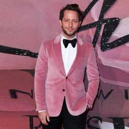 2020 Fashion Pink Velvet Wedding Jacket Peaked Lapel Two Buttons Slim Fit Man Blazers Winter Coat for Prom Party193n