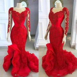 2022 Elegante rote Meerjungfrau Abendkleider Sheer Ausschnitt Spitze Applikationen Langarm Abendkleid Side Split Rüschen Arabische Frauen Forma322M