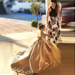 2023 Gold Lace Applique Satin First Communion Dresses Kids Evening Ball Gown Bow Back Puffy Girls Pageant Jewel Flower Girl Dress171p