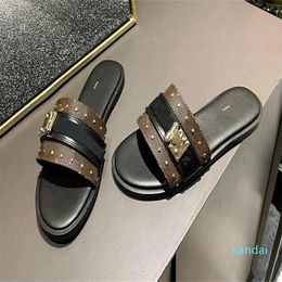 Woman leather Classic slippers Summer Rubber bottom luxury beach Slides letters Flat heel designer sandals Metal button Lazy lady Loafers Flip flops 35-42