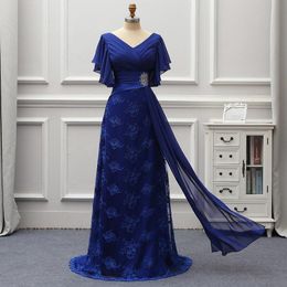 Recém-chegados Elegantes Vestidos Mãe da Noiva Azul Royal Chiffon e Renda Mangas Curtas Decote em V Babados Até o Chão Noite Dre309d