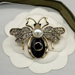 Famous Letters Luxurys Desinger Brooch Women Rhinestone Pearl Letter Brooches Suit Pin Fashion Jewellery paty