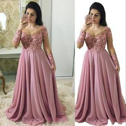 2023 Vestidos Mãe da Noiva Rosa Dusty Mangas Longas Gola Jóia Renda Apliques Chiffon Feitos à Mão Flores Frisadas Festa Noite 326Z