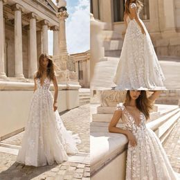 Berta Beach Abiti da sposa 3D Applique floreale in pizzo con scollo a V senza maniche Backless Sweep Train Plus Size Abiti da sposa Robe De Mariee2320