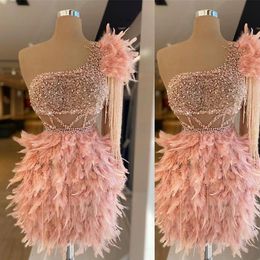 2023 Luxurious Arabic Cocktail Dresses Blush Pink Feather Crystal Beaded Short Mini One Shoulder Sheath Evening Prom Party Dress H286e