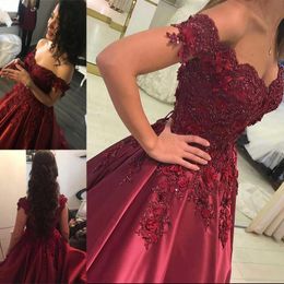 2023 süße 16 billige Prom -Ball -Kleider lange vom Schulter -Perlen -Spitzen -Applikationen Satin formelle Abendkleider Frauen Promi rotes Teppich Kleid