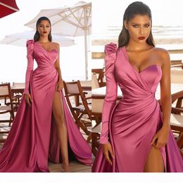 2021 Pink Prom Dresses Mermaid Side Split Formal Long Evening Gowns One Shoulder Long Sleeves Satin Pleated Designer Formal La244P