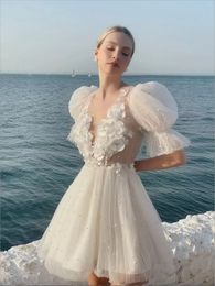 작은 흰색 빛나는 짧은 웨딩 드레스 2023 섹시 V 목 3D- 아프플 리크 꽃 등이없는 신부 파티 가운 그라디