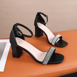 Сандалии Женщины дизайнерские черные бриллианты высокие каблуки 2023 летние слинг -образные куски