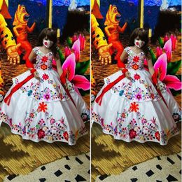 2022 Modern Flowers Embroidered Mini Quinceanera Flower Girls Dresses V-neck Cap Short Sleeve Puffy Ball Gown Layers Pageant Forma344G