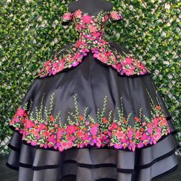 Sexy schwarzes Quinceanera-Kleid mit 3D-Blumenblumen, Charro, mexikanisches XV-Gradaution-Cocktail-Abschlussballkleid, Satin mit Ärmeln, Ballkleid Swe235O