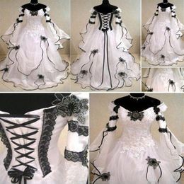 2020 Vintage Plus Size Gothic A Line Wedding Dresses With Long Sleeves Black Lace Corset Back Chapel Train Bridal Gowns For Garden2587