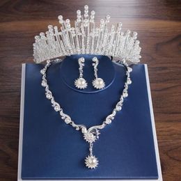 Selling Bridal Wedding Crown Necklace Earrings Three-Piece Designer Pearl White Crystal Exquisite Handmade Party Party Gift B330f