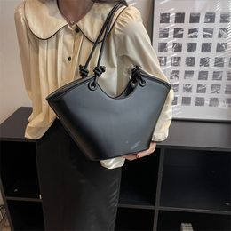 2023 Schwarze Pendler-Einkaufstasche mit hoher Kapazität – große Damentasche mit einzigartigem Korb-Design und minimalistischen gedrehten Knotendetails – glatte Textur