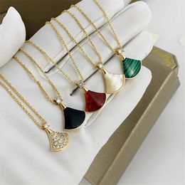 Vintage-Halskette mit Glücksanhänger, Designer, 18 Karat Gelbgold vergoldet, weißes Perlmutt, Schmetterlings-Charm, kurze Halskette für Damen, fächerförmiger Schmuck