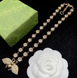 Colar Designer Colares de amantes da moda para mulheres Clássico Colar de Flor da Sorte Joias de Noivado Feminino Banhado a Ouro 18K Pérola para Todas as Ocasiões nunca desbota