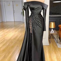 2021 Nuovi abiti da sera sexy a sirena nera indossano spalle scoperte maniche lunghe perline di cristallo abito da festa formale Dubai arabo in raso Pro281Z