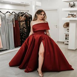 2021 Modest Burgundy Satin Side Split Prom Dresses with Beaded Sheer One Long Sleeve Evening Party Formal Women Gowns331Z