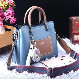 2023 new fashion authentic women bag Fashion leather handbag commuting simple single shoulder crossbody bag for women