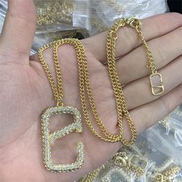 Woman V logo Pendant Necklaces V Letter Designer Pearl Luxury Metal Jewellery Women Brand Gold Necklace 465667