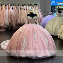 Poza ramion różowy suknia balowa sukienka Quinceanera dla dziewcząt aplikacje z koralikami suknie urodzinowe sukienki na bal mat