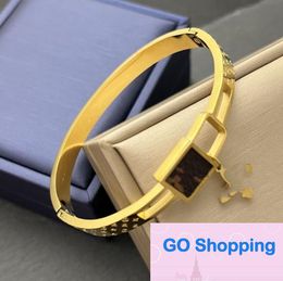 High-end Stainless Steel Snap Joint Bracelet Ornament Factory Direct Sales Titanium Steel Women's Gold Rose Gold Presbyopic Leather Bracelet