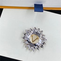 Spilla classica con diamanti a forma di sole Spilla in metallo lucido con cristalli di design da donna Elegante spilla con strass lucido con confezione regalo