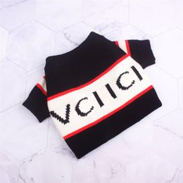 2022 Five Sizes Fashionable Pet Sweaters Luxury Designer Brand Letters Dog Clothes Black And White Puppy Cloth For Small Dogs317J