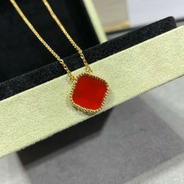 18K Altın Kaplama Kolyeler Lüks Tasarımcı Kolye Çiçekler Dört yapraklı Yonca Cleef Fashionall Kolye Kolye Düğün Partisi Takı yok