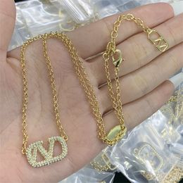 Woman V logo Pendant Necklaces V Letter Designer Pearl Luxury Metal Jewellery Women Brand Gold Necklace 42