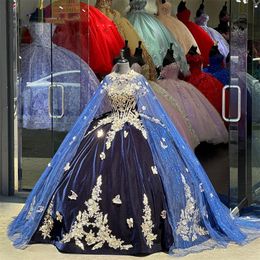 l'abito da ballo blu navy con spalle scoperte Abiti Quinceanera per ragazze Abiti da festa di compleanno con fiori 3D in rilievo con mantella in pizzo sul retro s