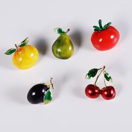 Brooches Cute Summer Fruit Small Women Men 2023 Fashion Enamel Pins Peach Cherry Pear Tomato Collar Pin Casual Jewelry Gifts