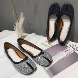 Dress Shoes Japanese Tabi ninja espadrilles shoes women famous brand clip toe bling sequins flat loafers shallow slipon bow moccasin oxfords L230724