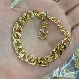 Woman V logo Charm Bracelets Letter V Gold Metal Chain Bracelet Designer Luxury cuff Jewelry Women Accessories 27634