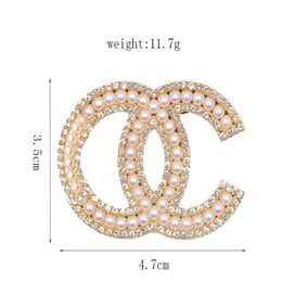 New Luxury Designer Brooch Brand Letters Diamond Brooches Pin Women Geometric Crystal Rhinestone Pearl Pins for Famous Clothing De3190