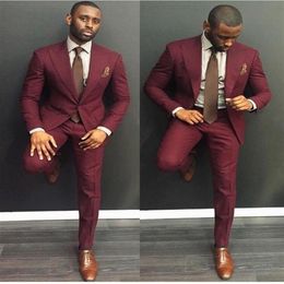 Classic Design Groom Tuxedos Two Buttons Burgundy Peak Lapel Groomsmen Man Suit Mens Wedding Suits Jacket Pants Tie NO776243d