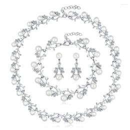 Ketten schillernde Legierung Halskette für Frauen mit Perlenohrringen und Armband