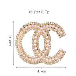 New Luxury Designer Brooch Brand Letters Diamond Brooches Pin Women Geometric Crystal Rhinestone Pearl Pins for Famous Clothing De228n