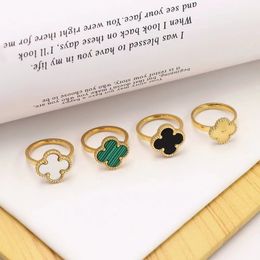 Tasarımcı aşk yüzüğü 2023 Klasik erkek ve kadın nişan yüzüğü moda kabuk anne kabuğu dört yapraklı yonca yüzüğü yüksek kaliteli 18k altın kaplama yüzüğü lüks mücevher