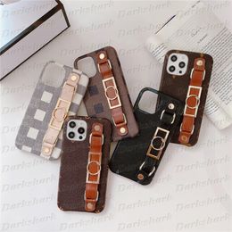 Top Designer Mobile Phone Case for iPhone 15 14 13 12 11 Pro Max X Xs Xr 8 7 Plus Rivet Wrist Strap Band Leather Skin Back Shell Letter Flower Luxury Cover