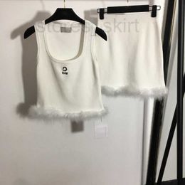 Two Piece Dress Designer 23SS Women Set Knits Suit With Embroidery Letter Ostrich Plumes Runway High End Luxury Brand Tee Vest T shirt Crop Tops And Mini Skirt 4N9S