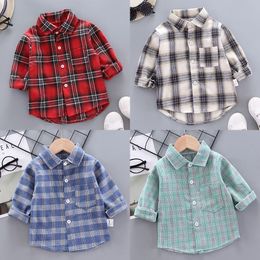 Barnskjortor 2023 Koreanska modebarn toppar pojkar buffel pläd flanell skjorta baby casual ytterkläder kläder höstgirls blusar 0 5t 230724