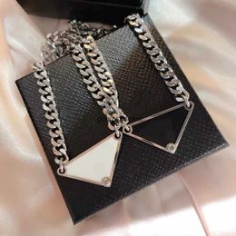 Luxury Necklaces Wholesale Necklace Fashion for Man Woman Inverted Triangle Letter Designers Jewellery Mens Womens Trendy Personality Clavicle Chain GXEZ