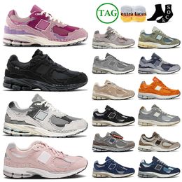 Designer Sneakers 2002r Running Shoes Protection pack atlético feminino masculino tênis de corrida casual na chuva nuvem fantasma rosa cinza marrom bolsa og