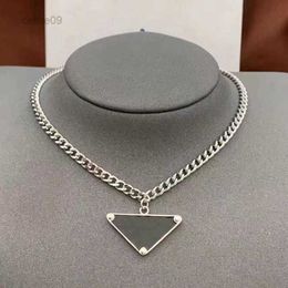 Womens Mens Luxury Designer Necklace Chain Fashion Jewelry Black White p Triangle Pendant Party Silver Hip Hop Punk Men Necklaces Names Statement Jewellery