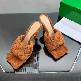 The latest plush slippers, square toe women's slippers, three-dimensional grid design