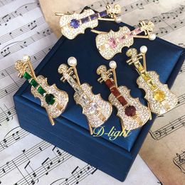 Pins Brooches Top Luxury Violin Brooch Zircon Crystal Music Play Lapel Jewellery Pin Suit Collar Party Concert Men Women Gift Accessory 230725